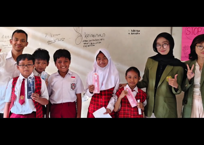 Mahasiswa Akuntansi UPNVJT Tanamkan Kebiasaan Cerdas Mengelola Uang Saku di SDN Semolowaru 1/261